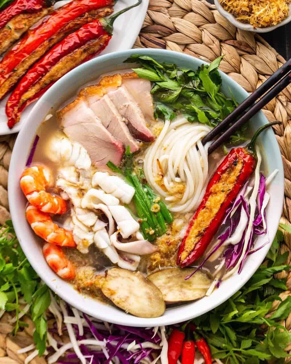 Một tô món nước được phục vụ cùng rau