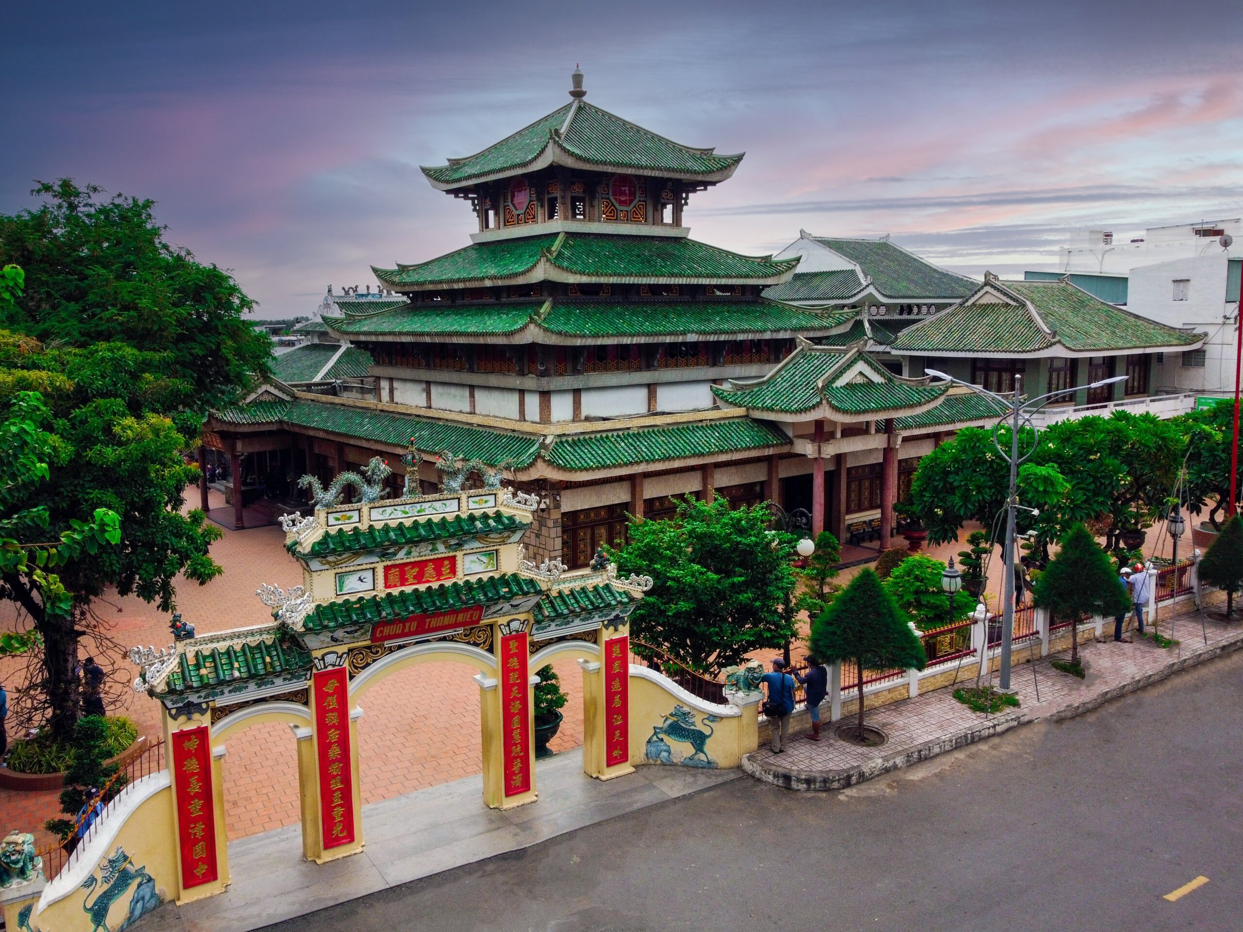 Cổng tam quan và chính điện Miếu Bà Chúa Xứ Núi Sam tại Châu Đốc