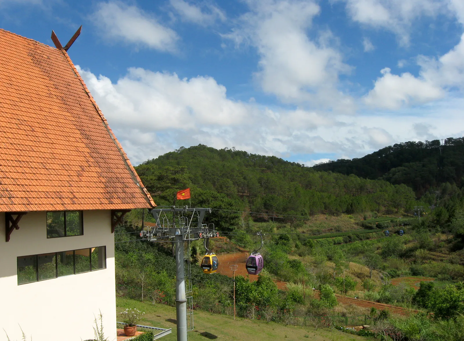 Nhà ga cáp treo trên Đồi Robin, trụ cáp và cabin phía trên thung lũng thông